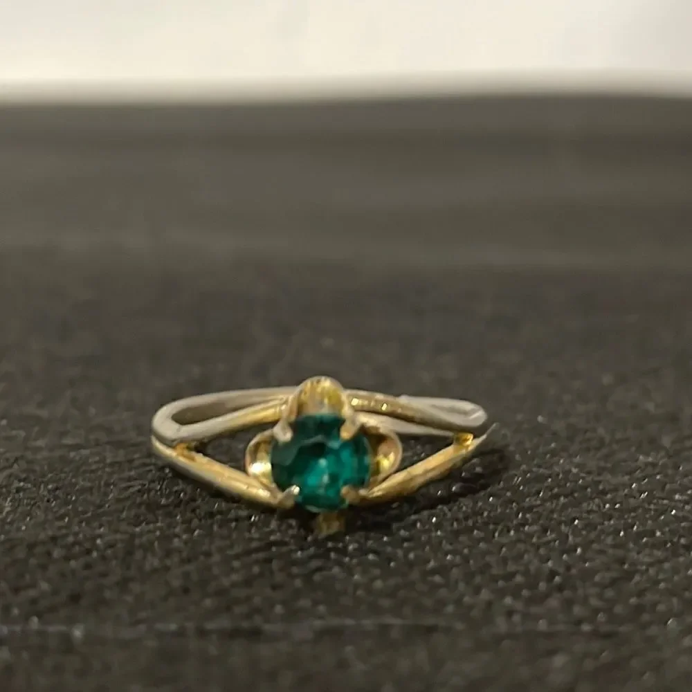 Adjustable metal ring with green gem